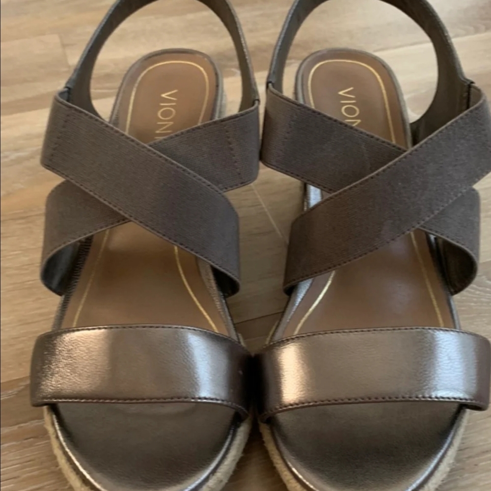 VIONIC SZ 9 (W) METALLIC BEIGE SANDLES